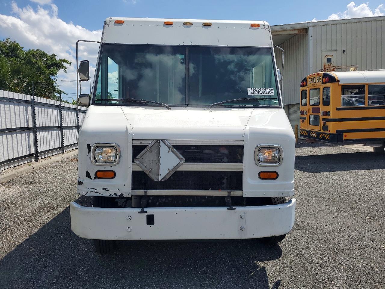 2000 Freightliner MT45 Chassis Delivery Truck
