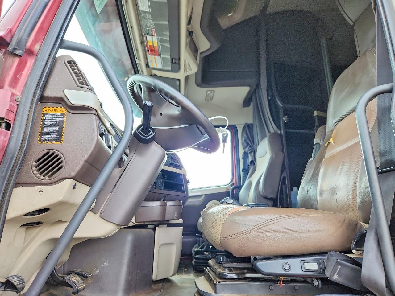 2015 Volv O VNL Semi Truck