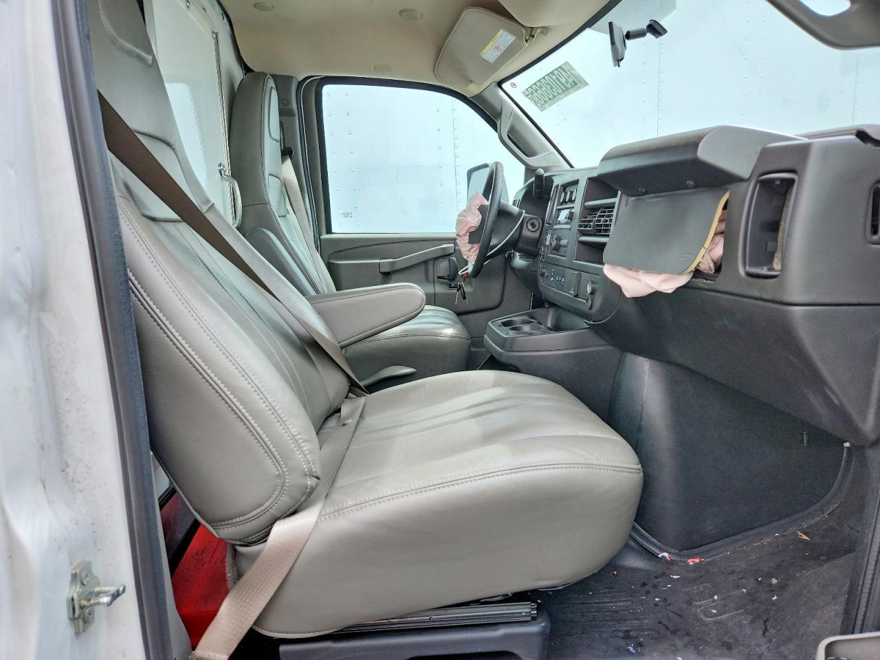 2025 Chevrolet Express BOX Truck