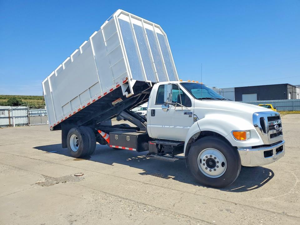 2015 Ford F650 Super Duty Chipper Truck