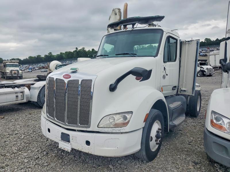 2017 Peterbilt 579 Semi Truck