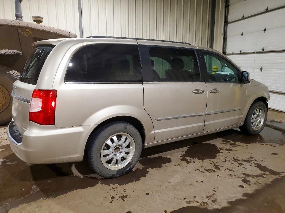 2016 Chrysler Town & Country Limited Platinum