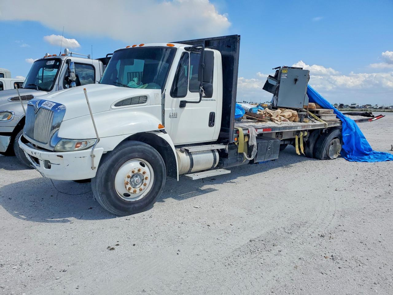 2006 International 4300 Flatbed Truck