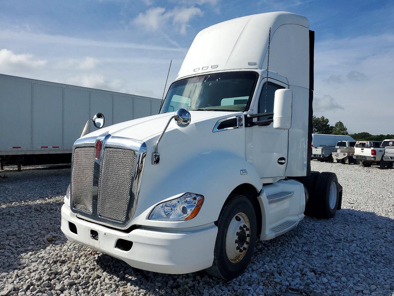 2015 Kenworth T680 Semi Truck