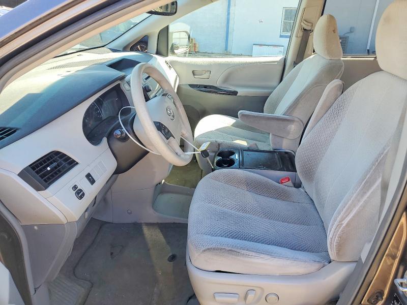 2013 Toyota Sienna le 8-passenger