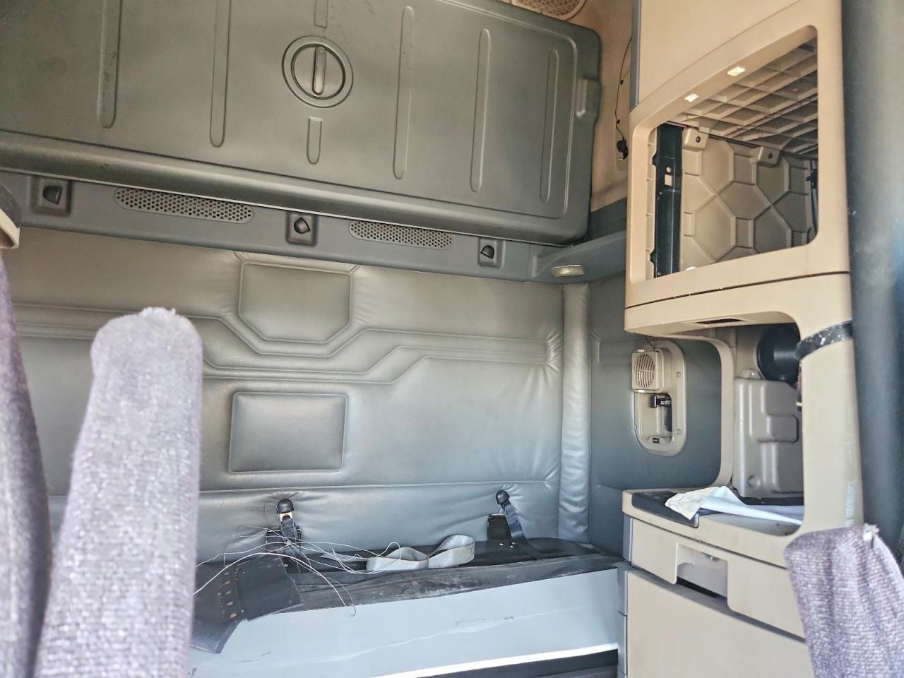 2015 Freigliner 2015 Freightliner Cascadia Semi Truck