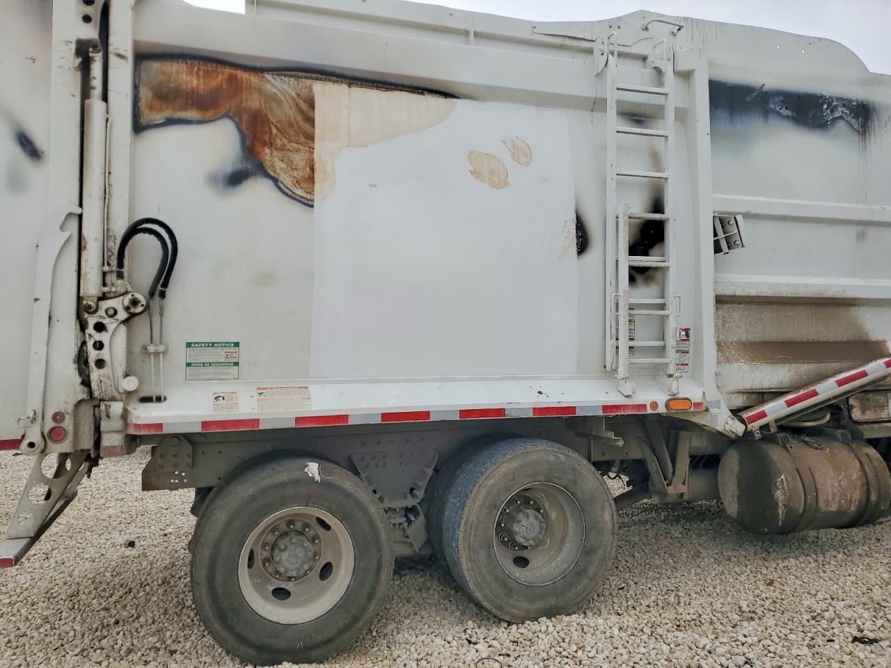 2018 Peterbilt 520 Refuse Truck