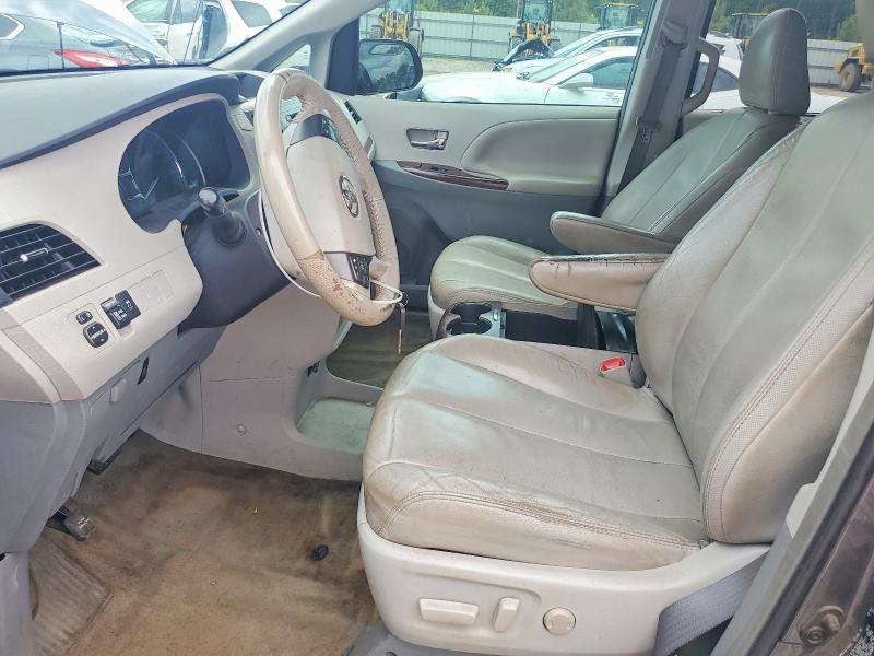 2013 Toyota Sienna xle 8-passenger