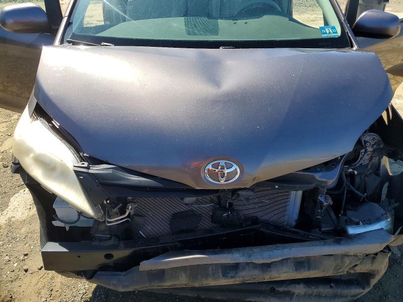 2013 Toyota Sienna le 8-passenger