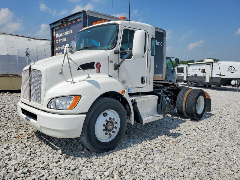 2015 Kenworth T330 Semi Truck