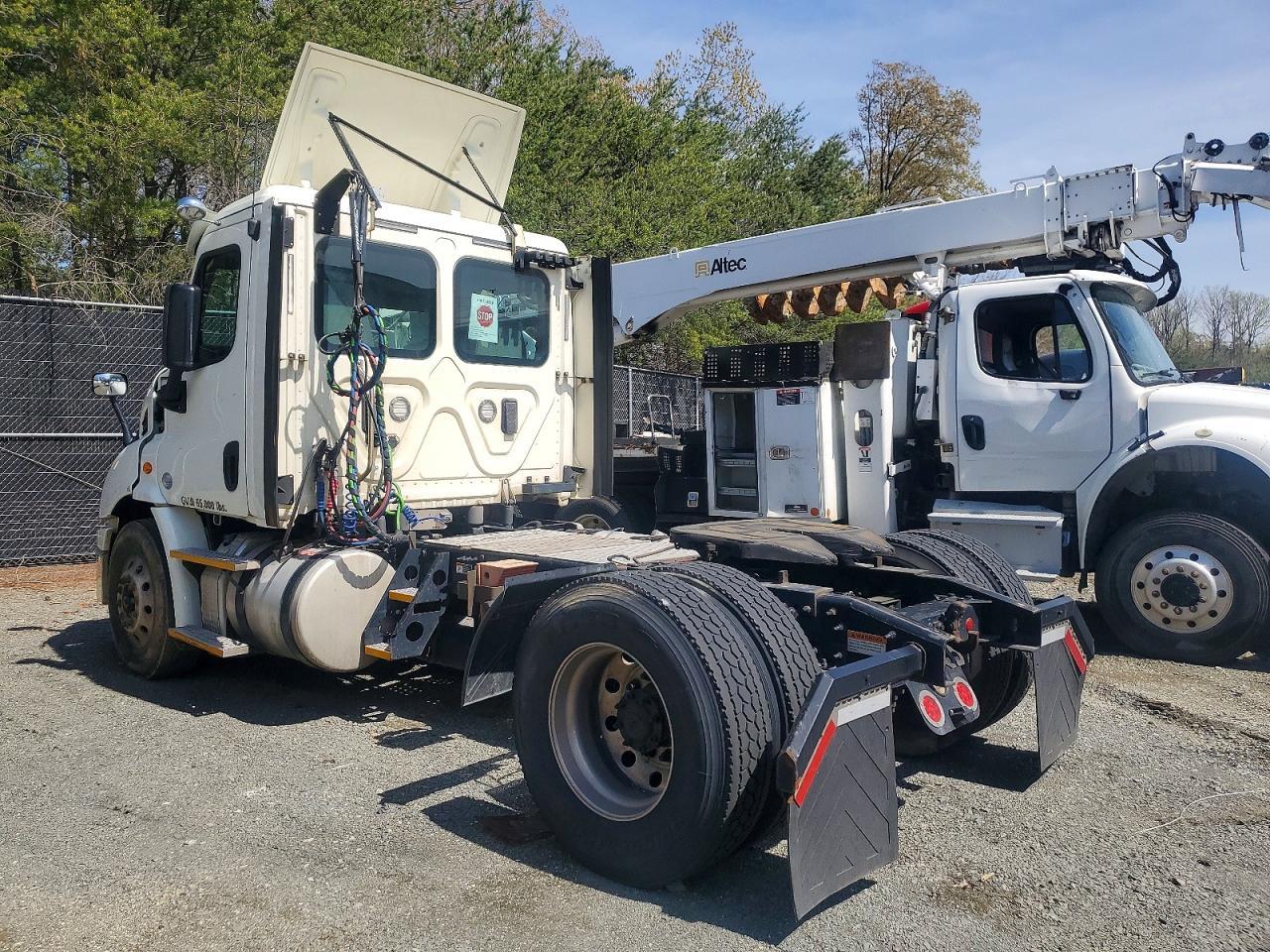 2017 Freigliner 2017 Freightliner Cascadia 113 Semi Truck