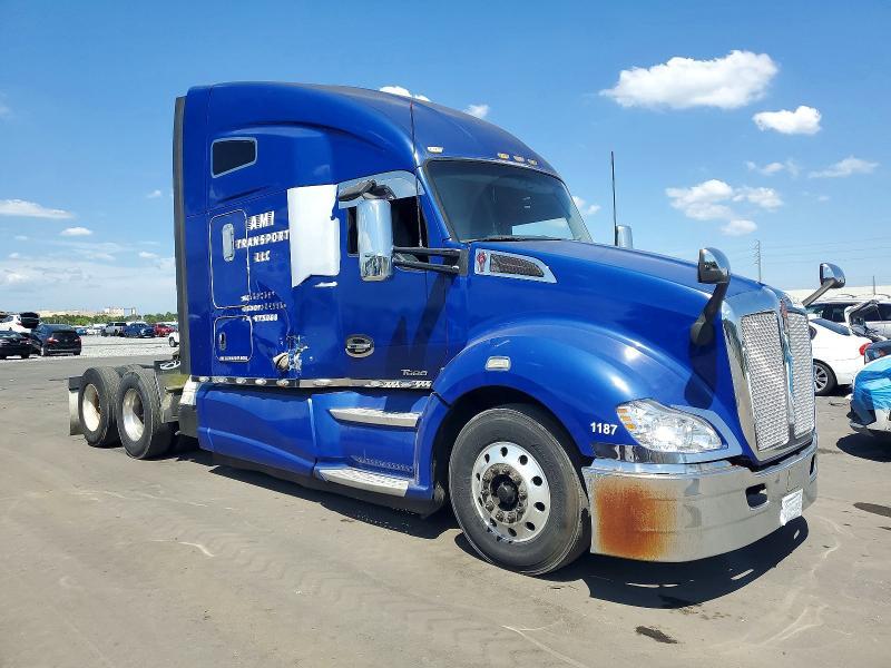 2014 Kenworth T680 Semi Truck