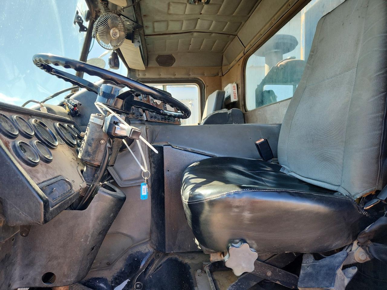 2001 Peterbilt 320