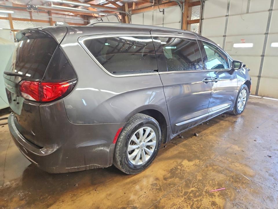 2017 Chrysler Pacifica Touring l