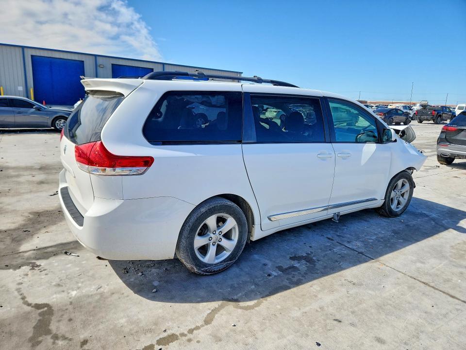 2011 Toyota Sienna le 8-passenger