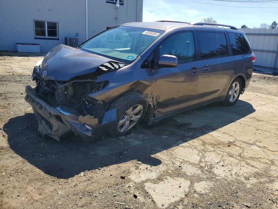 2013 Toyota Sienna le 8-passenger