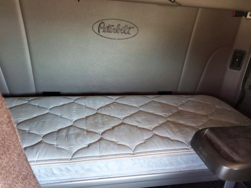 2017 Peterbilt 579 Semi Truck