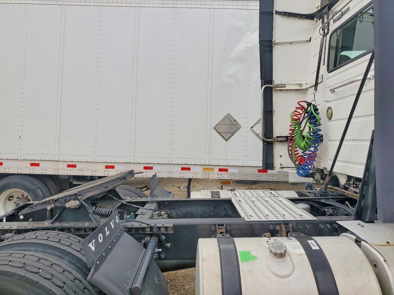 2013 Volvo VNL Semi Truck