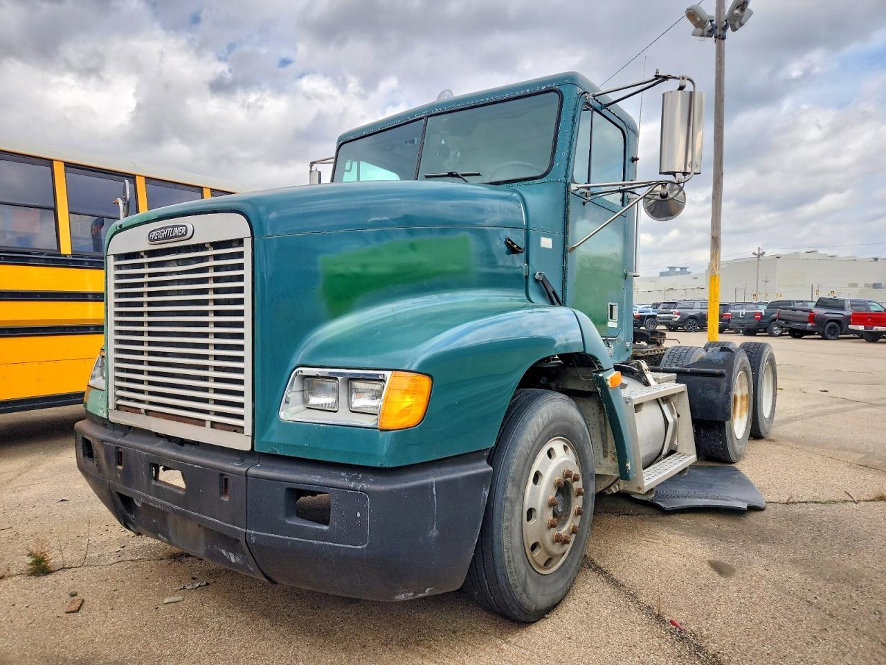 2000 Freightliner Medium Convention Semi Truck