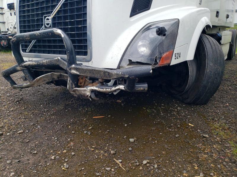 2015 Volvo VNL Semi Truck