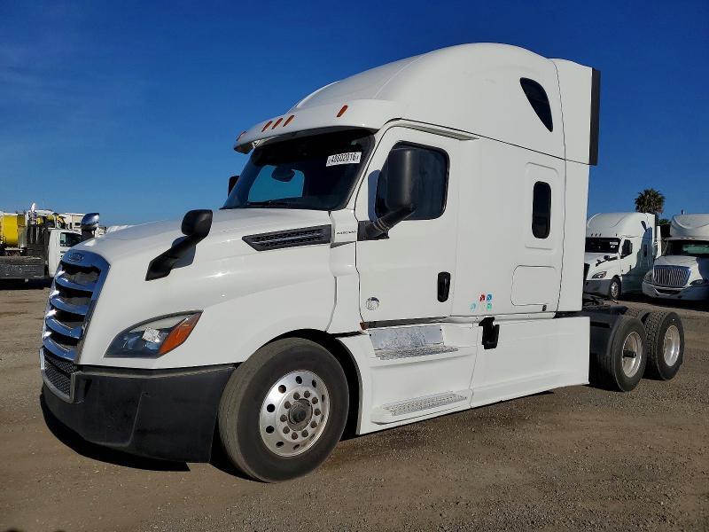 2020 Freigliner 2020 Freightliner Cascadia 126 Semi Truck