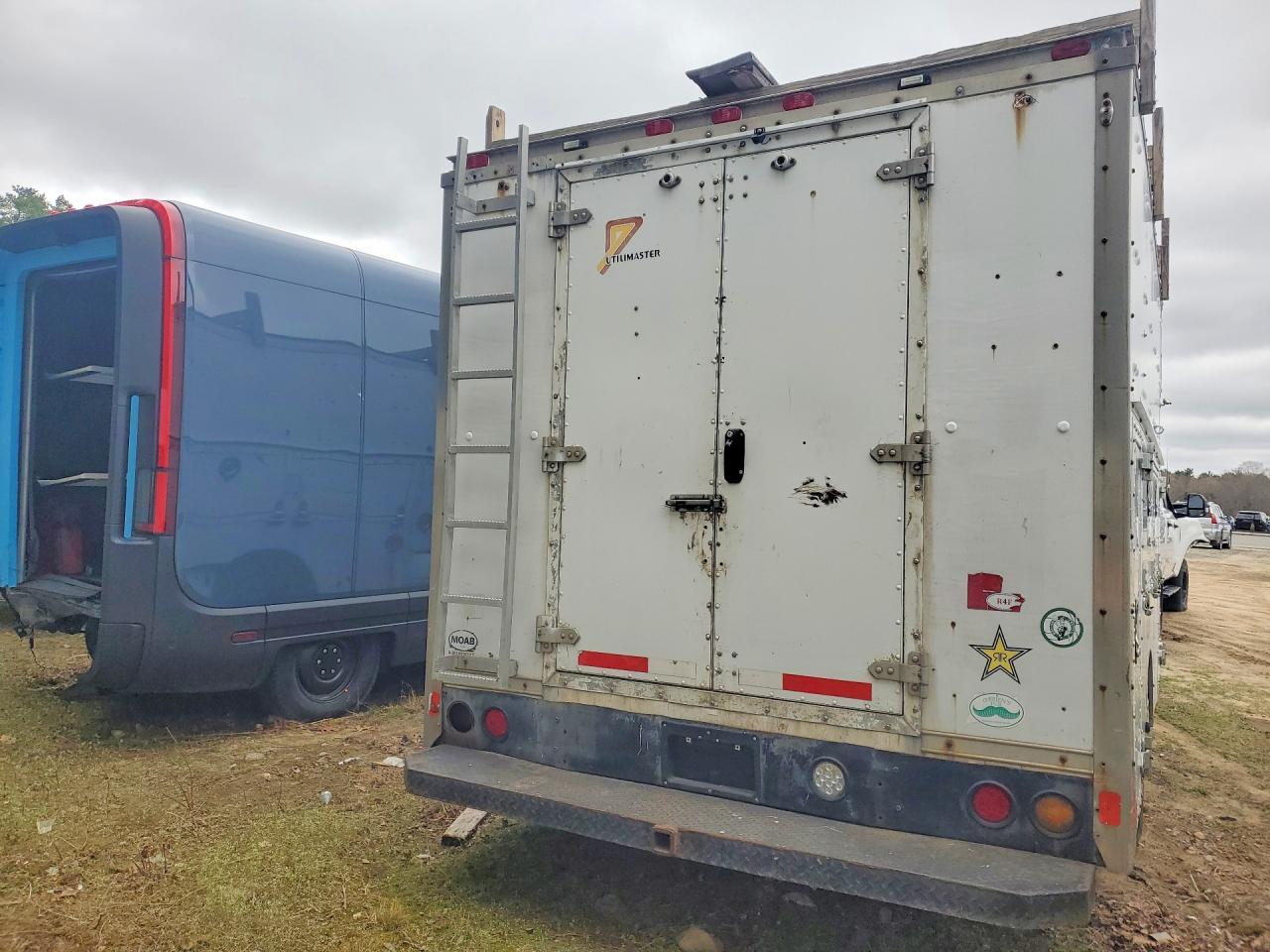 2004 GMC Savana Cutaway G3500