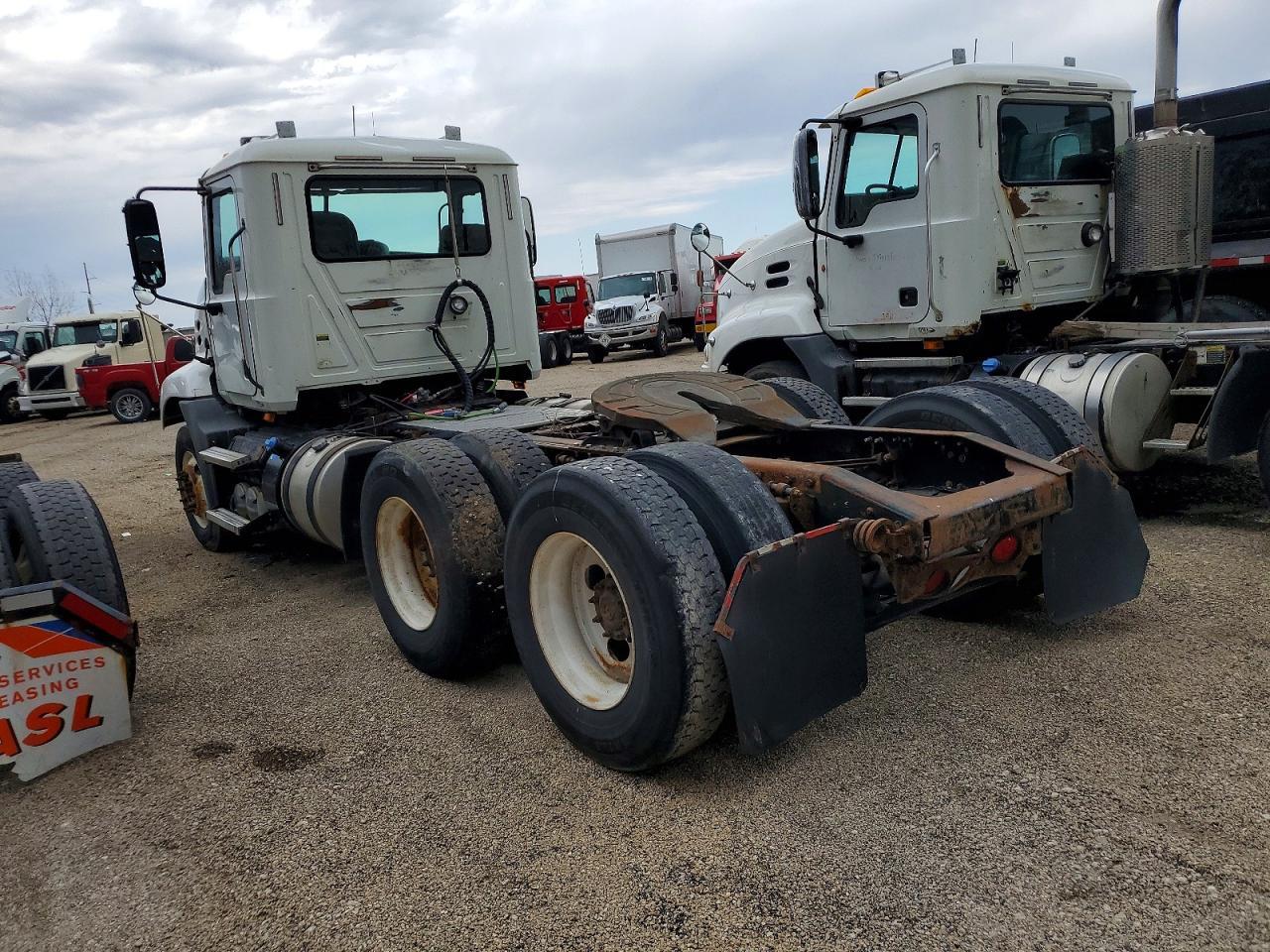 2014 Mack CXU613 Semi Truck