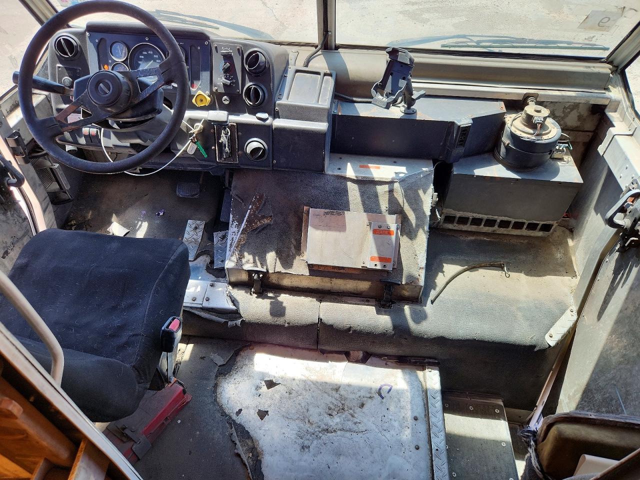 2000 Freightliner MT45G Delivery Truck