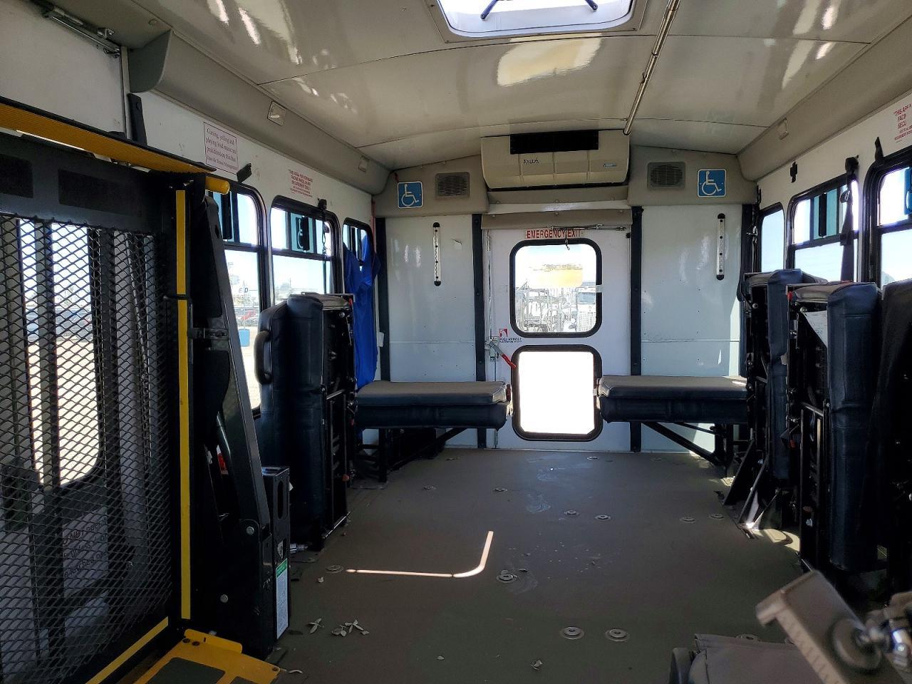 2017 Ford Econoline E450 Super Duty Cutaway Van