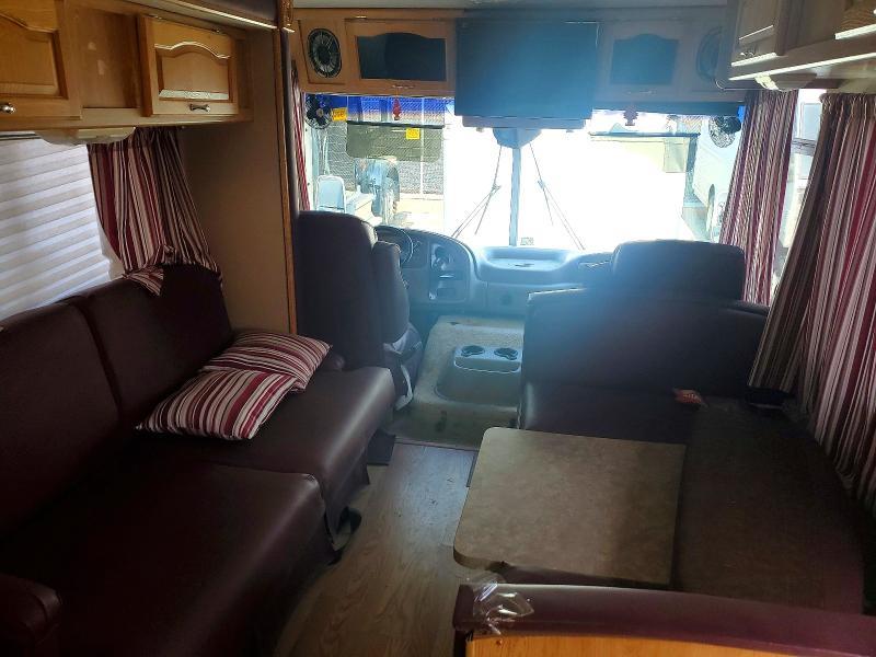 2002 Workhorse Custom Chassis P32 RV