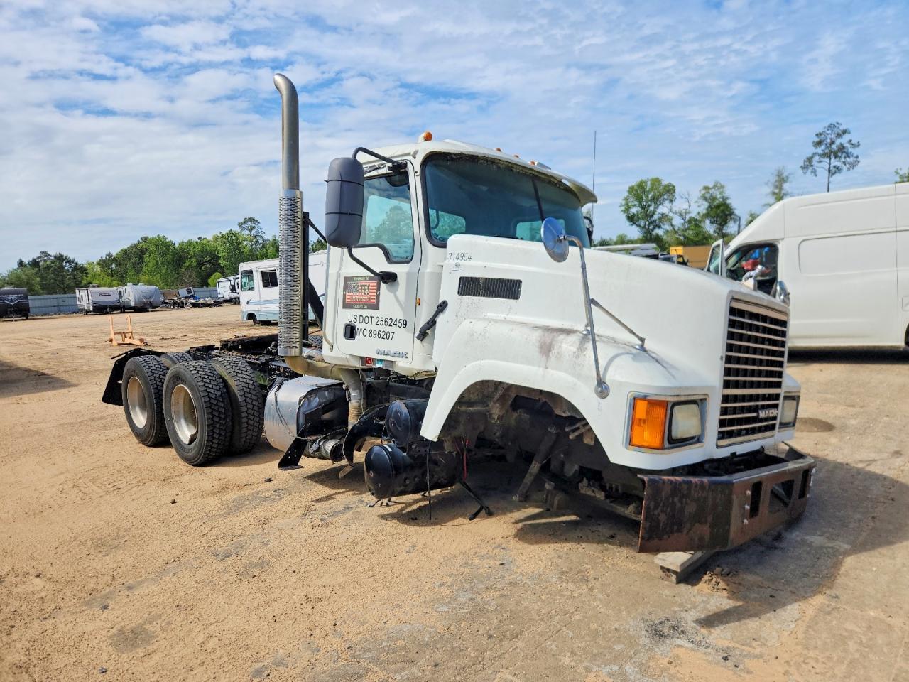 2015 Mack CHU613 Semi Truck