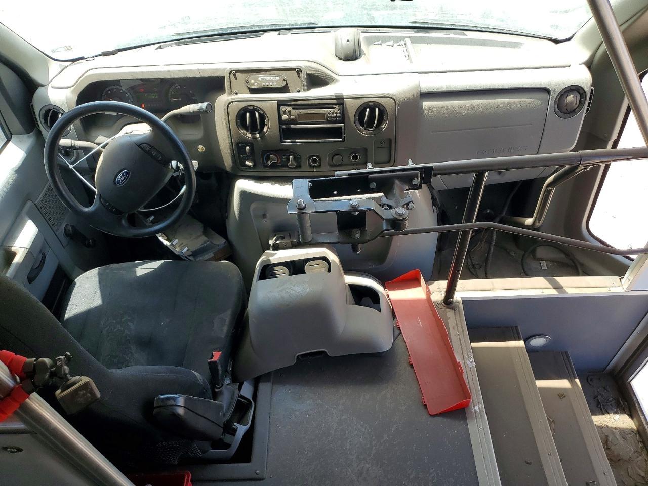 2017 Ford Econoline E450 Super Duty Cutaway Van