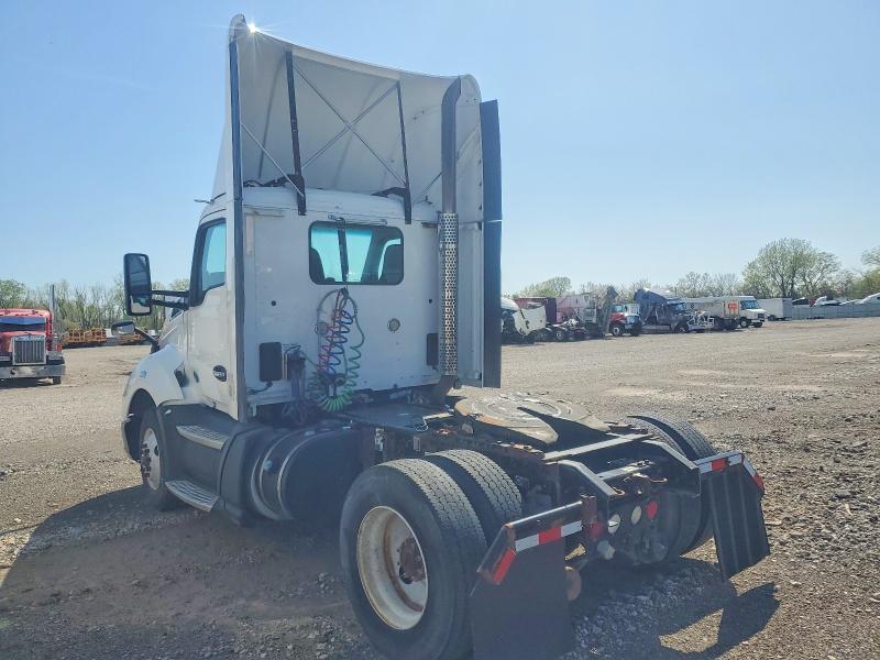 2016 Kenworth T680 Semi Truck