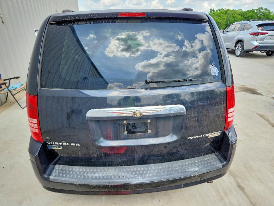 2010 Chrysler Town & Country lx