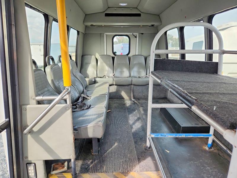 2005 Tilhulp 2005 GMC Savana Shuttle Bus