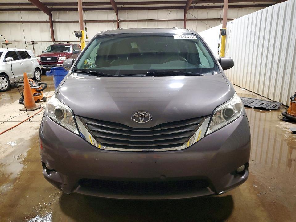 2011 Toyota Sienna xle 8-passenger