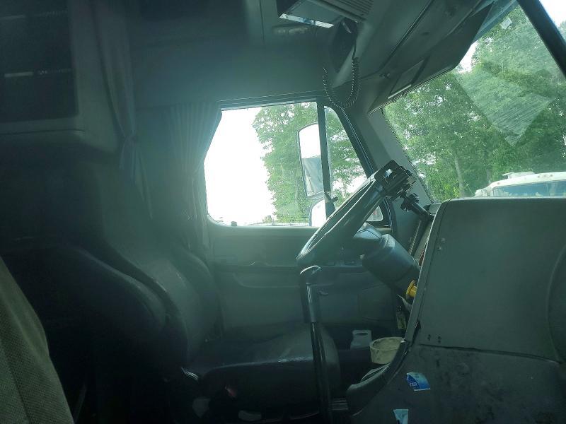2005 Freightliner Columbia 120 Semi Truck
