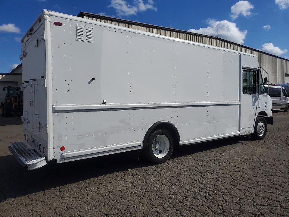 2005 Freightliner MT45G Delivery Truck