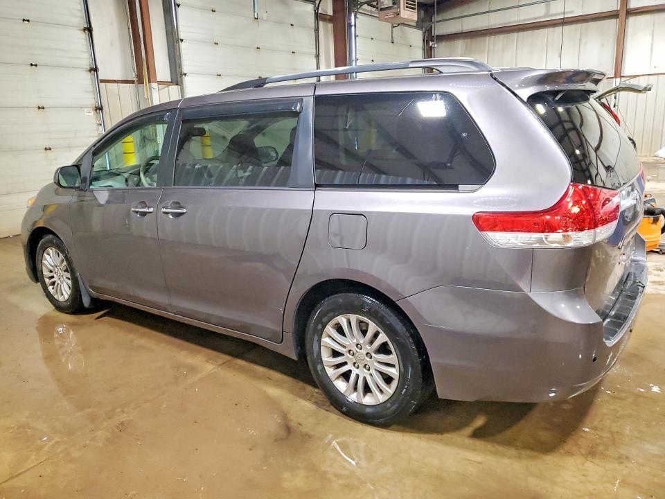 2011 Toyota Sienna xle 8-passenger