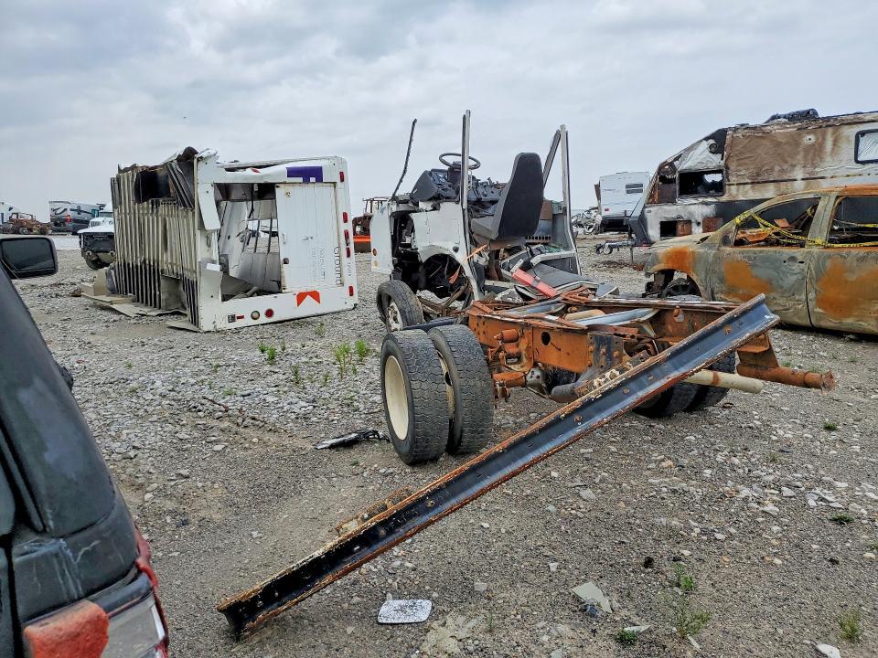 1999 Freigliner Chassis M Line