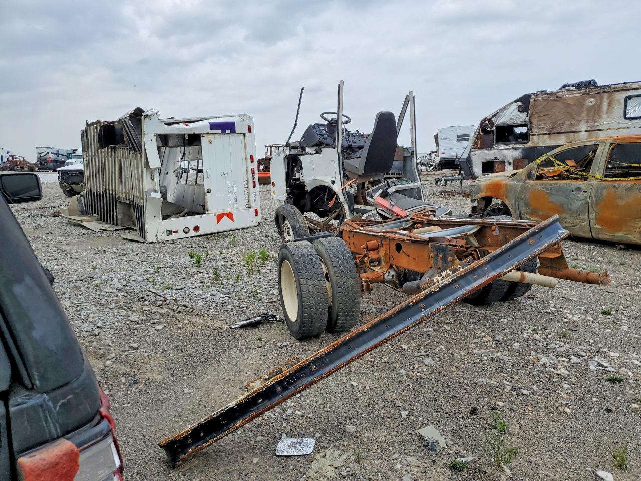 1999 Freigliner Chassis M Line