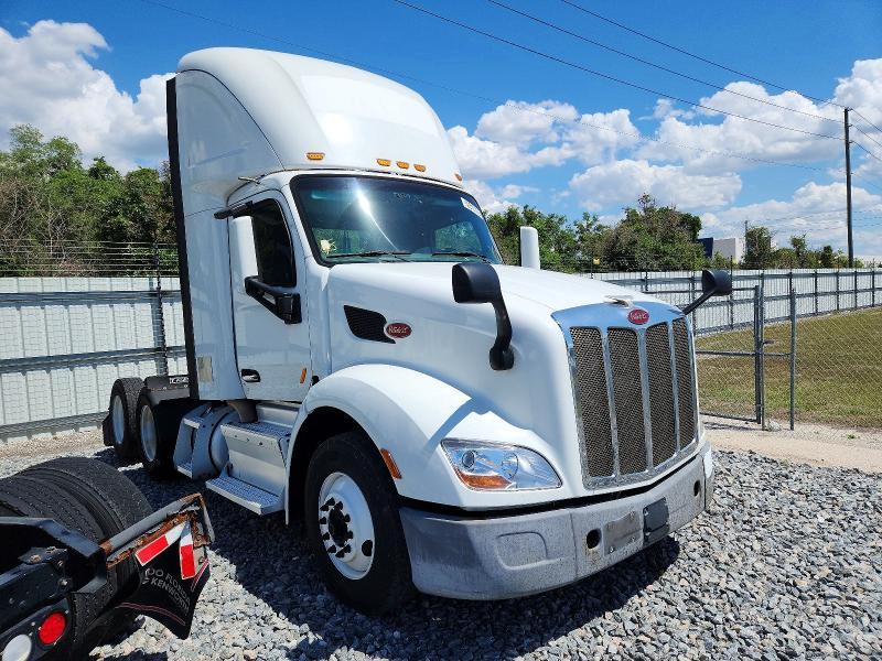 2017 Peterbilt 579 Semi Truck