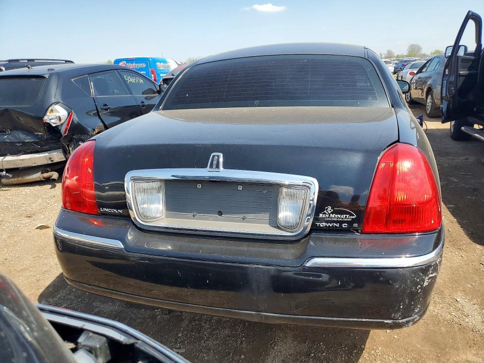 2011 Lincoln Town car Signature Limited