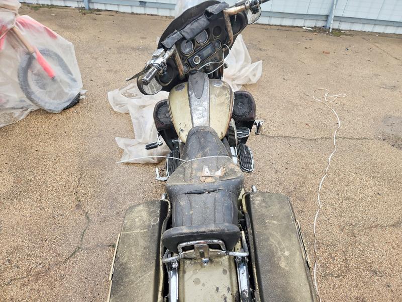 2011 Harley-Davidson FLHXSE2