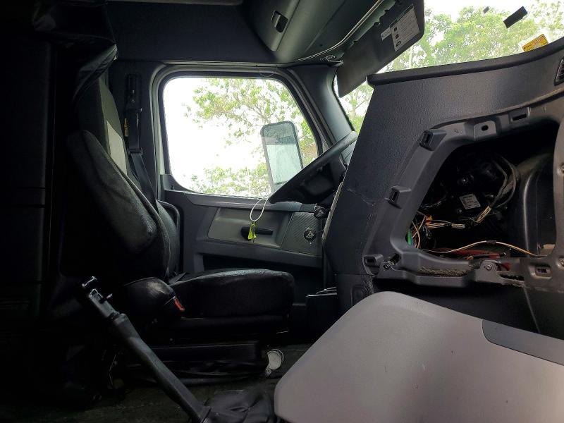 2018 Freightliner Cascadia 126 Semi Truck