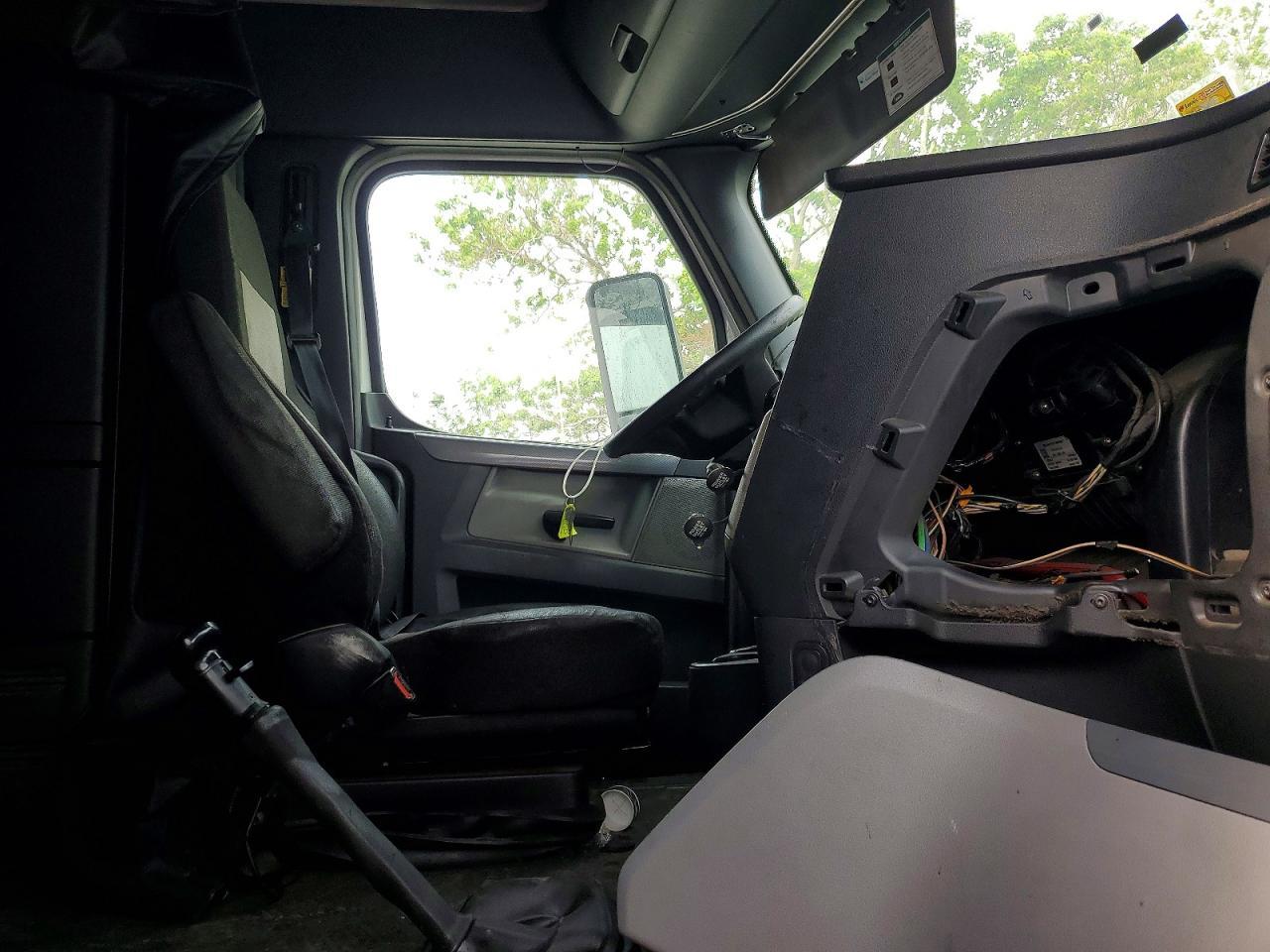 2018 Freightliner Cascadia 126 Semi Truck