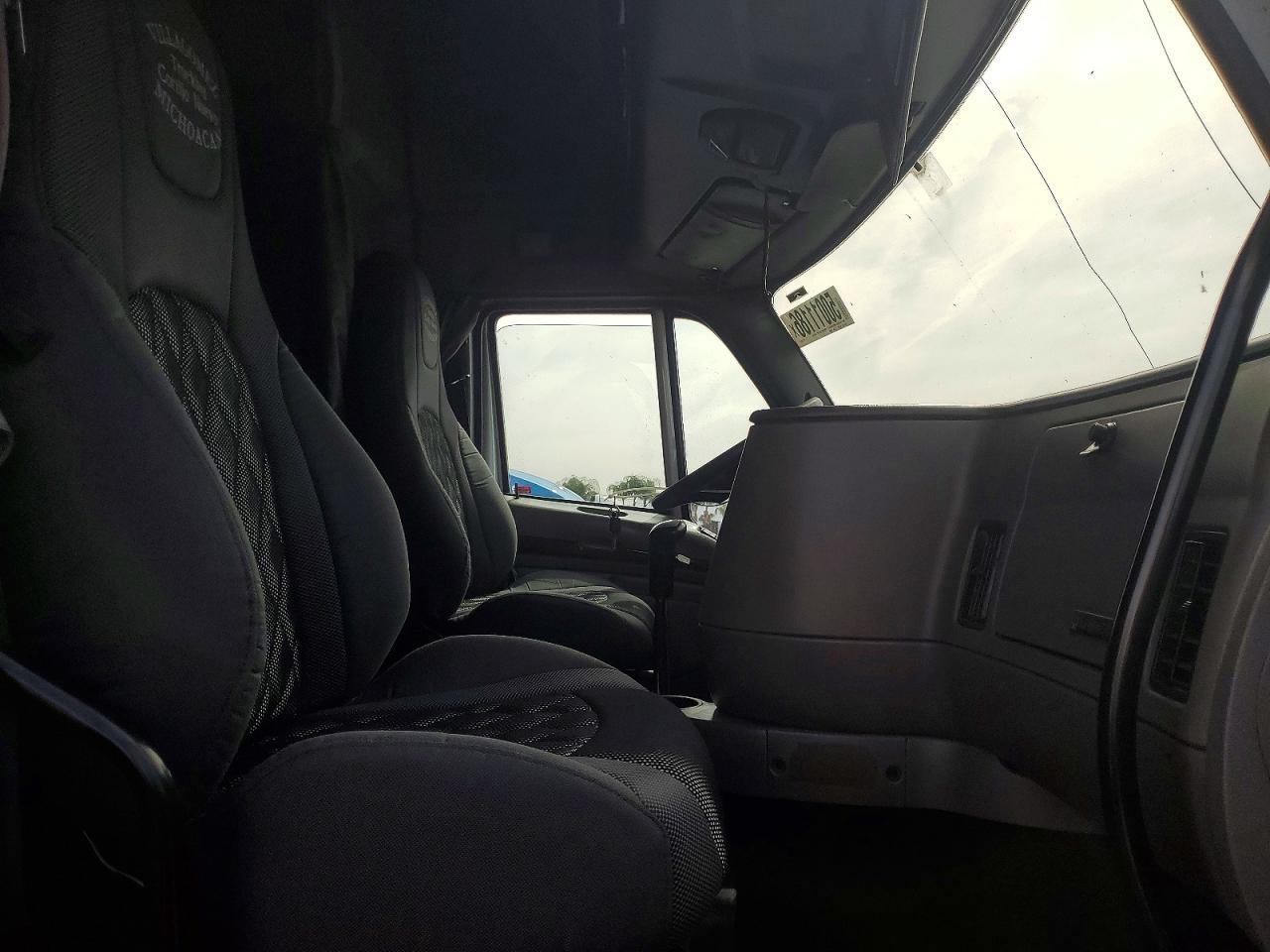 2012 Kenworth T700 Semi Truck