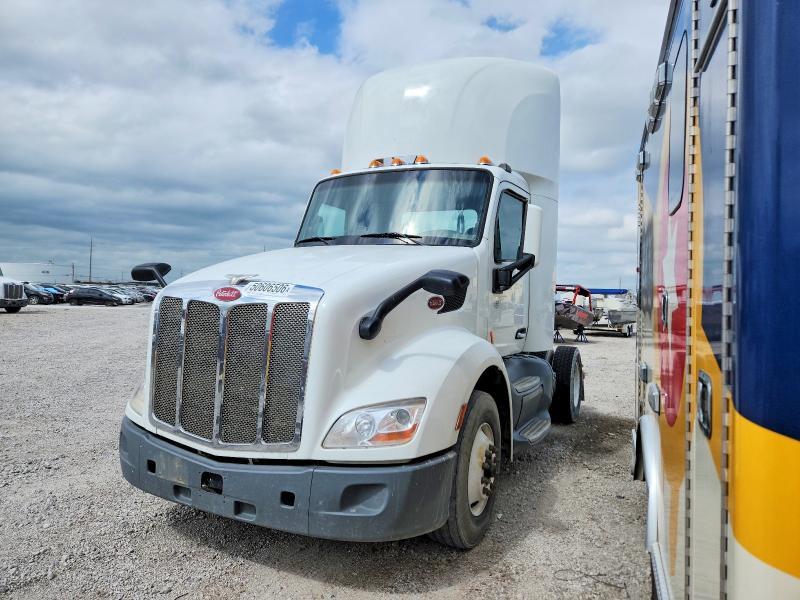 2015 Peterbilt 579 Semi Truck