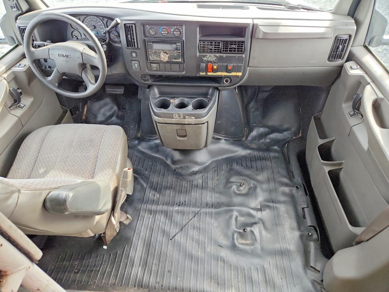 2005 Tilhulp 2005 GMC Savana Shuttle Bus