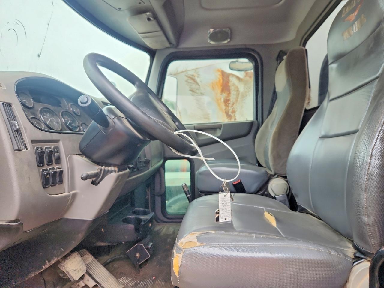 2016 Peterbilt 325-TOW Truck
